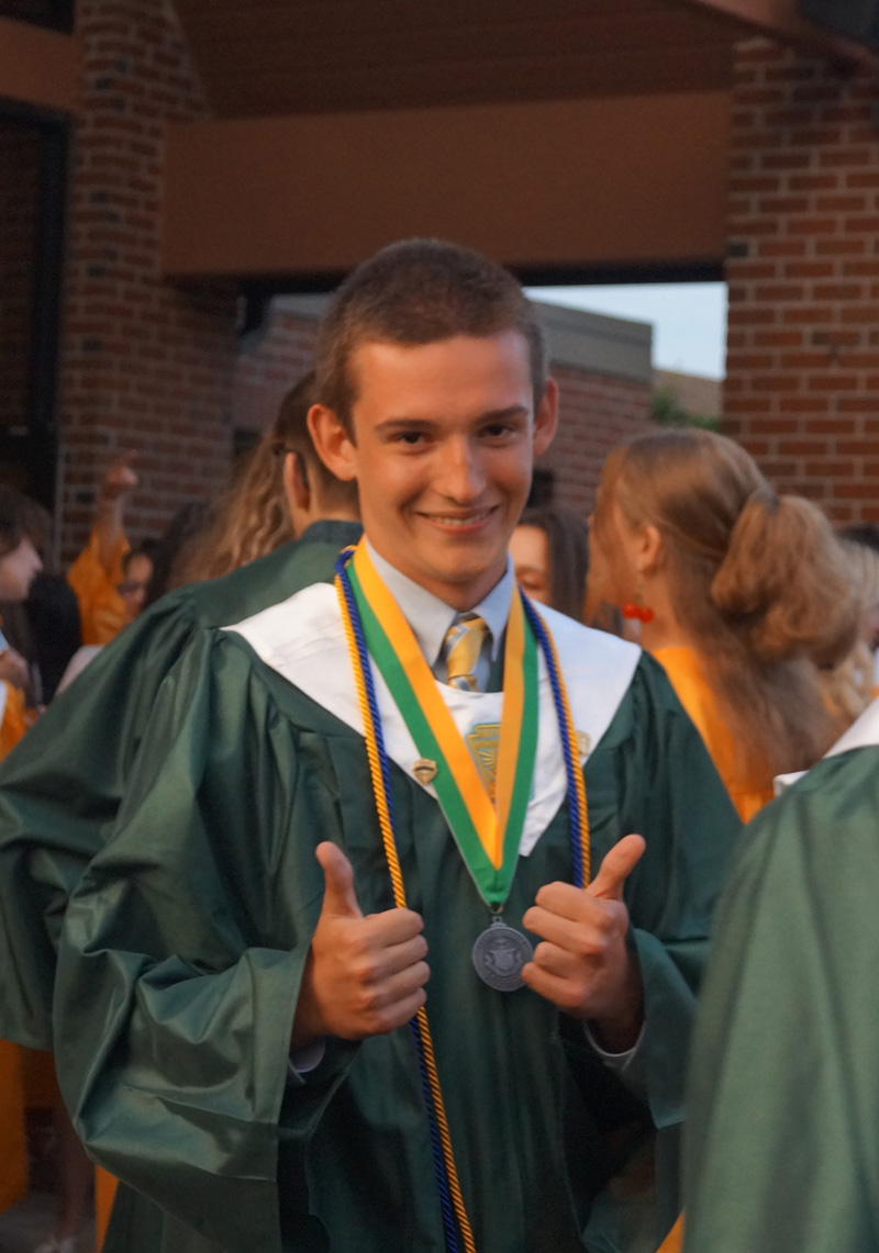 graduation-thumbs-up